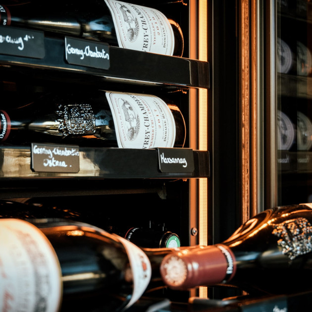 etiquette-bouteille-en-metal-cavalier-a-adapter-sur-clayette-cave-a-vin-eurocave-1